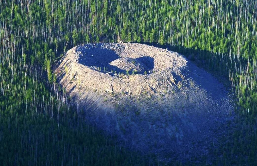 Уникальное года. Растительность Патомский кратер. Витимский Болид. Патомский кратер самое загадочное место планеты. Витимский метеорит 2002 года.