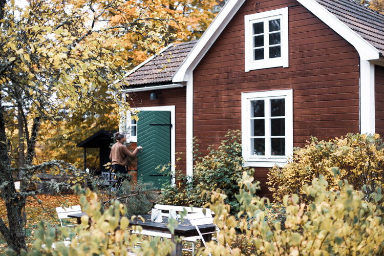 Я к вам снова с осенним интерьером - домик расположен на архипелаге Блекинге, на восточном берегу Швеции.