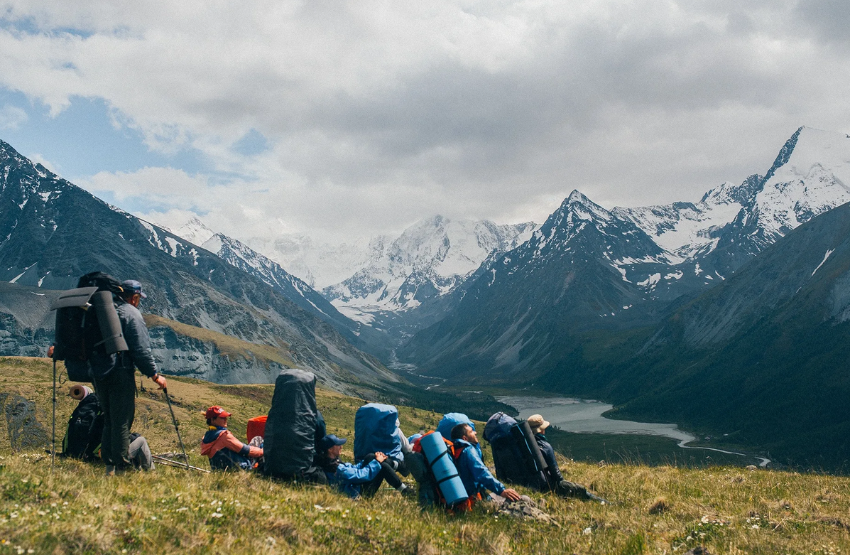 Mountain tours. Горный туризм на Алтае Белуха. Алтай треккинг горы. Поход на Белуху Алтай. Экотуризм горный Алтай.