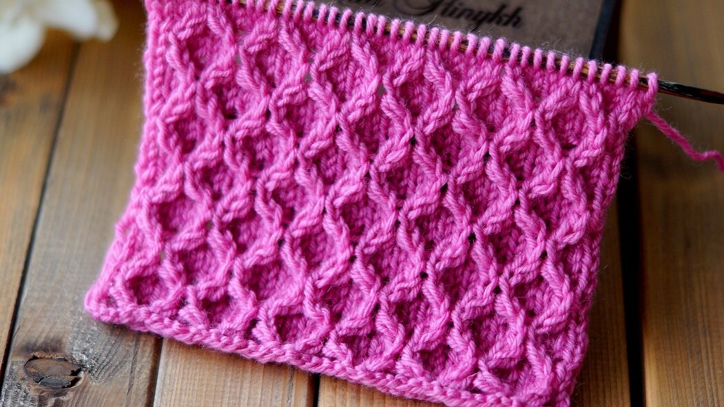 Узор ячейки отлично подойдет для вязания теплых шапок, свитеров, пледов и многих других изделий, как основной, так и в качестве отделки.