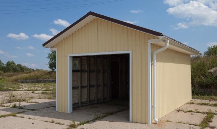 Гаражи бывают капитальными и временными. Временные постройки намного проще в обустройстве, экономят время не только в процессе строительства, но и на этапе получения необходимых документов. Тем не менее, назвать такие конструкции надежными нельзя, потому лучше возводить капитальный гараж.