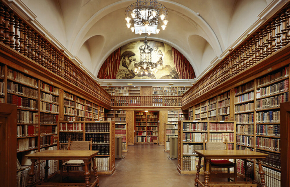 Библиотека м т с. Библиотека монастыря Монтсеррат. Монтсеррат Испания монастырь библиотека. Библиотека монастыря Монтсеррат фото. Национальная библиотека Мадрид.