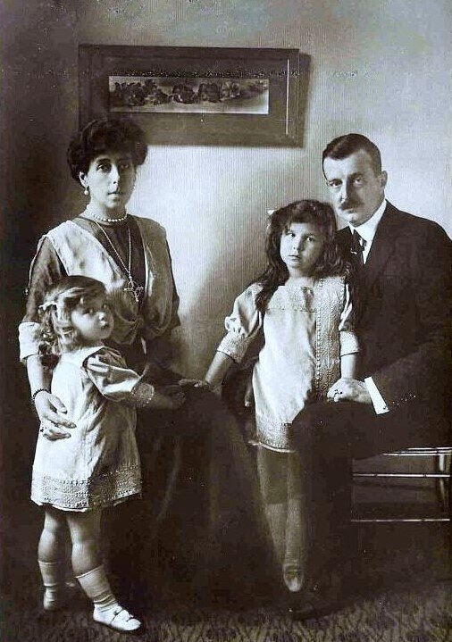 Великий князь Кирилл Владимирович с женой Викторией и дочерьми Марией и Кирой.