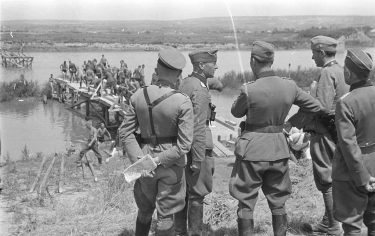 Румынско-германские войска 22 июня 1941 года на реке Прут. Bundesarchiv