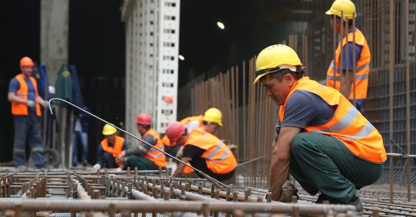 Трудовые мигранты на стройплощадке Фото: restate.ru.
