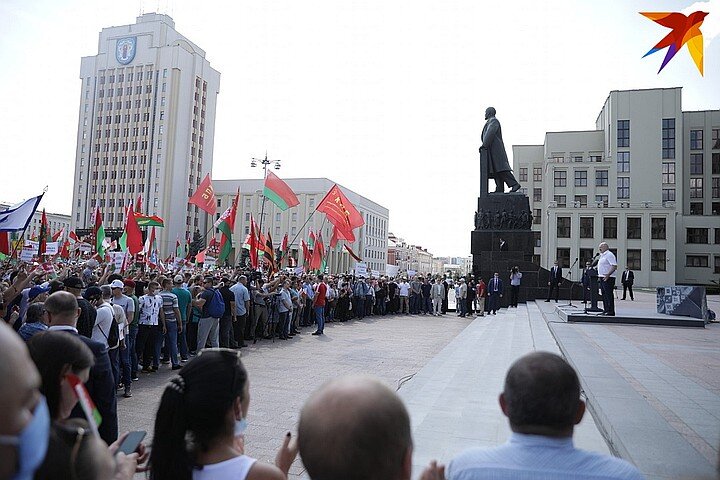 Лукашенко на митинге: "Я не сторонник «площадей»! Но не моя вина, что вас пришлось позвать на помощь". Фото: Павел МАРТИНЧИК