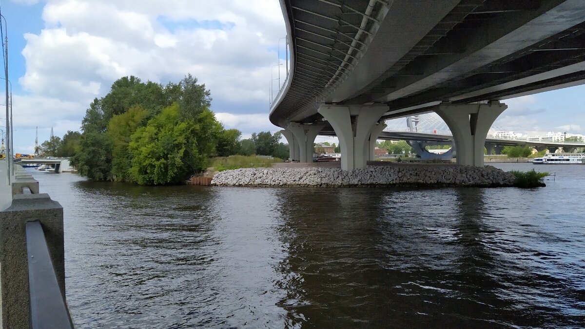 Мост Бетанкура опирается на Серный остров.