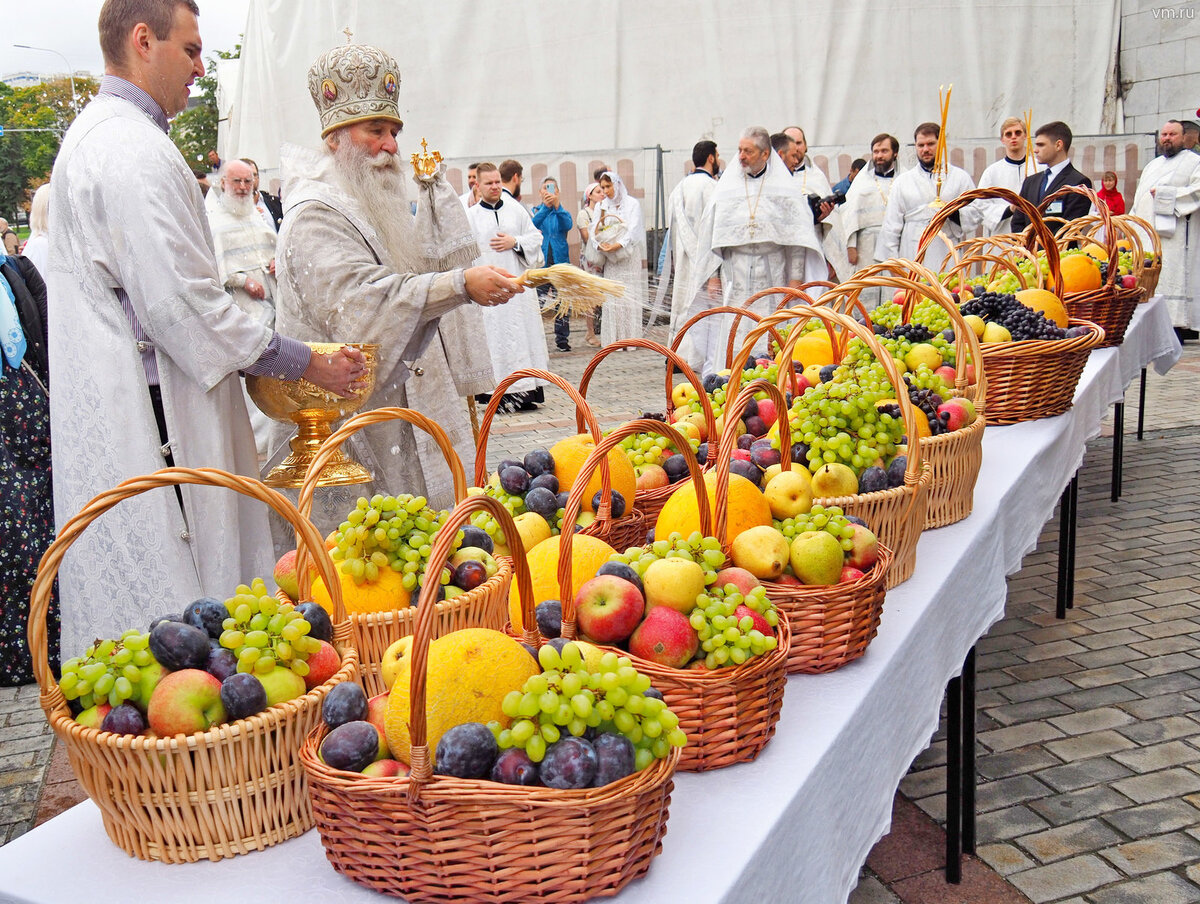 Яблочный спас в церкви