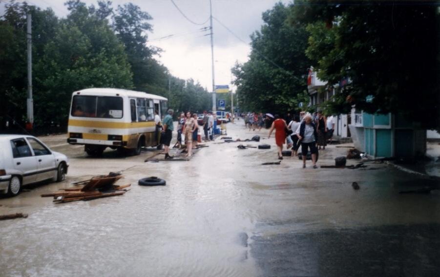 Наводнение 2002 года в краснодарском крае армавир. Затопление кубани в 2002 году. Кубань 2002 год. Керчь наводнение 2002. Наводнение новороссийск 2002.
