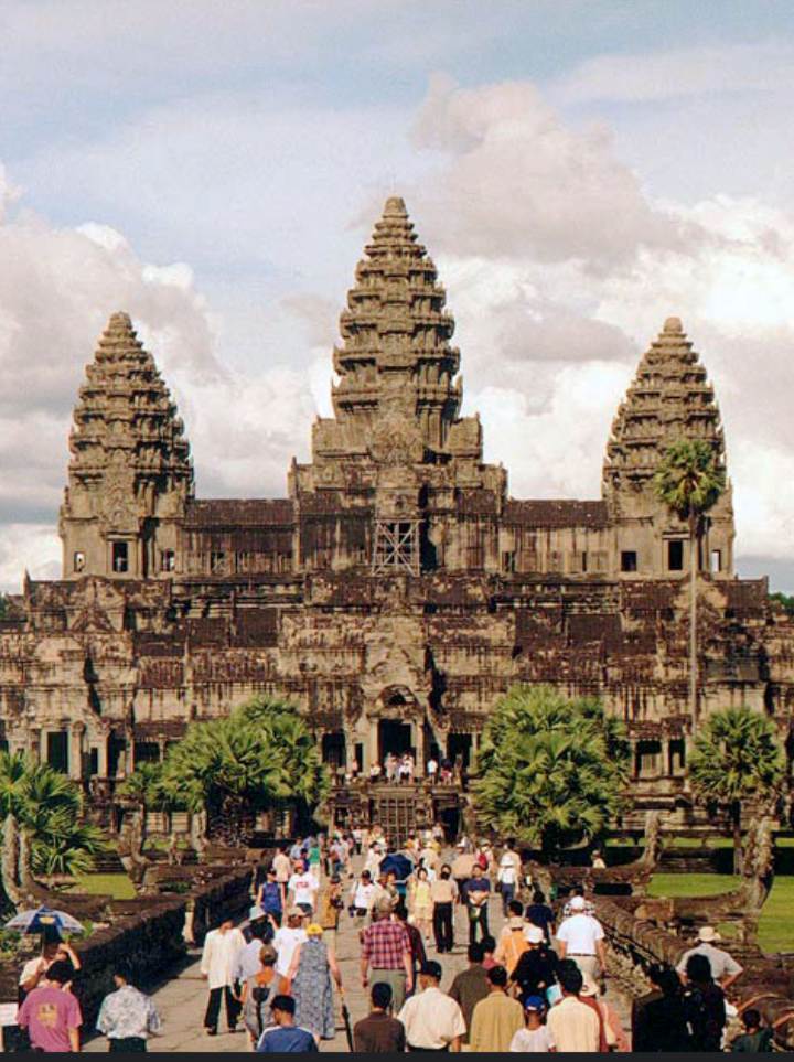 Ангкор-Ват — это огромный храмовый комплекс древних кхмеров — народа, который населяет территорию Камбоджи. Это колоссальное сооружение посвящено богу Вишну, которого здесь почитают. Этот комплекс — жемчужина города и шедевр кхмерского искусства