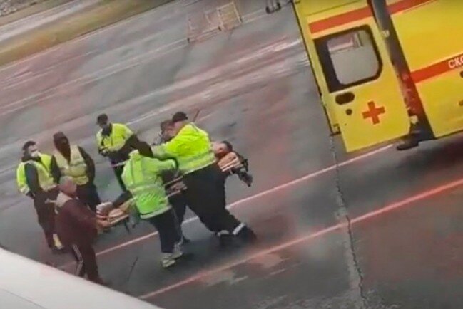 Бригада скорой готовит Алексея к перевозке в БСМП №1 Омска. Он был уже в коме.