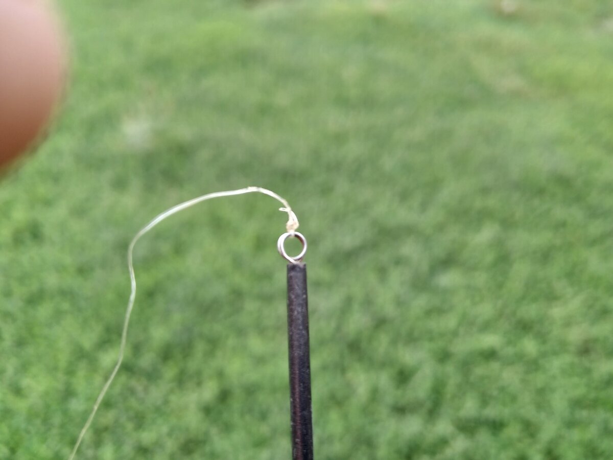 На конце удилища колечко для крепления лески