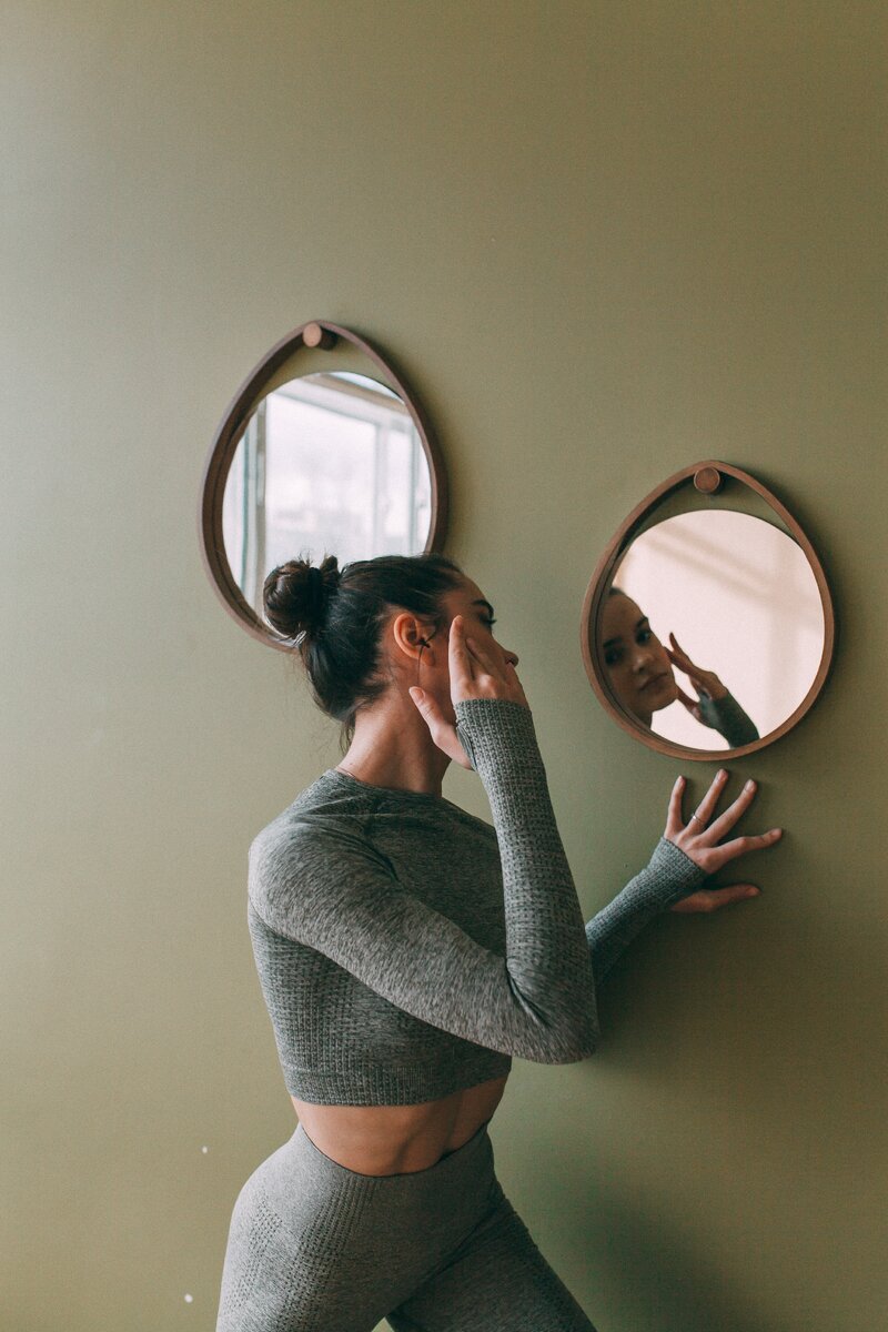 2. Хотя бы 2 часа в неделю занимайтесь собой 
    Многие девушки в бесконечном потоке дел совсем забывают о заботе о своем теле и здоровье. Важно, даже если в течение недели у вас совсем нет времени на себя, хотя бы на выходных выделить пару тройку часов на уход за своим телом. Примите расслабляющую ванну с морской солью или сделайте домашние обертывания с глиной. Подобные детоксные вечера хорошо запускают процесс похудения и расслабляют не только тело, но и дух.