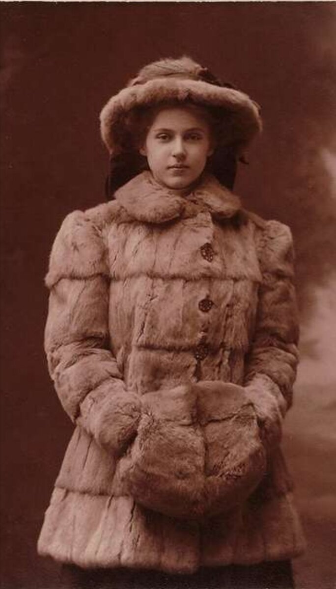 Пальто мещанки. Соболиная шуба 19 век. Шубы 20 века. Полушубок старинный. Полушубки 20 века.