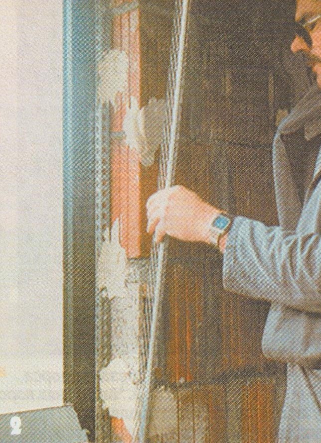 На крепежный раствор накладывают и прижимают к наружному углу шину-"маяк".