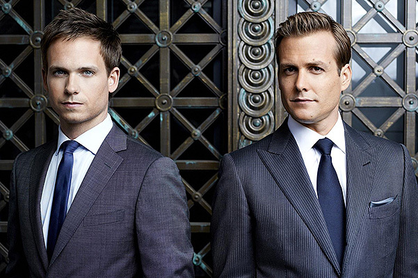 Убегая после неудачной попытки сбыта наркотиков, юрист-самоучка Майк Росс, выдающий себя за выпускника Гарварда, попадает на собеседование к одному из лучших адвокатов по сделкам Нью-Йорка Харви Спектру. Устав от скучных соискателей, мечтающих «верой и правдой служить букве закона», Харви рискует и нанимает Майка: у парня врожденный талант и фотографическая память. Так рождается один из самых неоднозначных, но, в то же время, и самых блестящих адвокатских тандемов на Манхэттене.