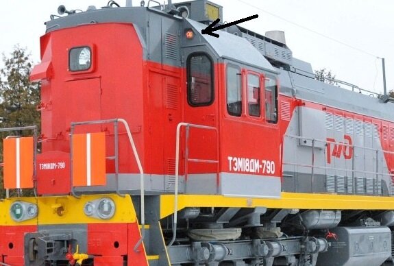 Светильники располагают над лобовыми окнами