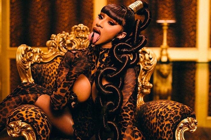 Карди Би набрала свыше 46,500,000 ежемесячных слушателей на «Spotify». Это лучший показатель среди всех женщин-рэперов на данный момент.