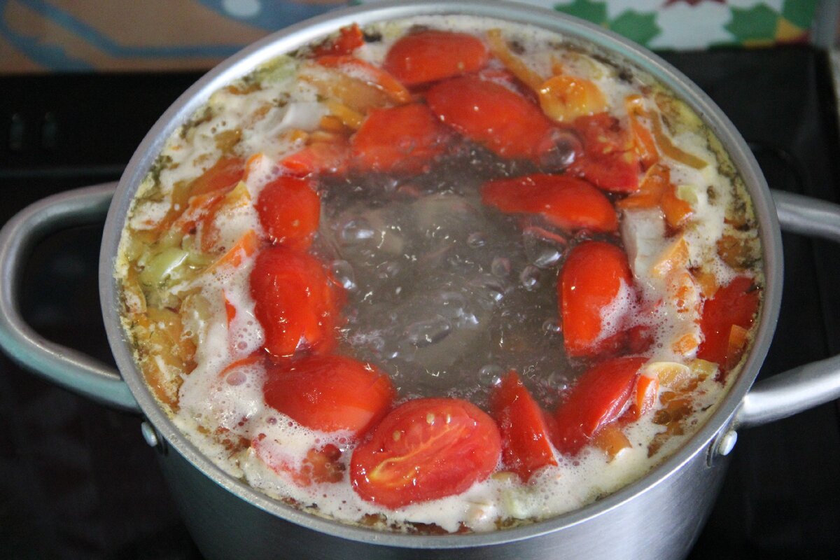 Куриный суп с помидорами и сметаной