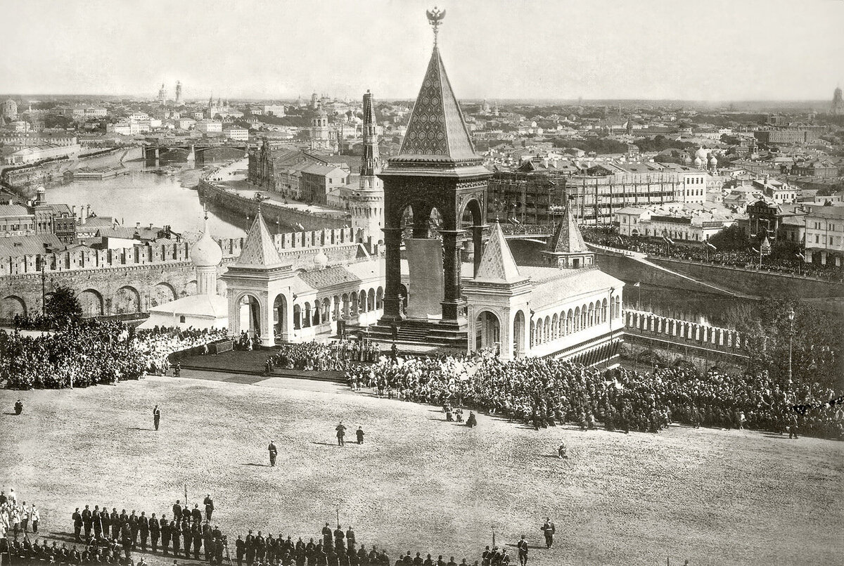 Памятник александру ii москва. Памятник Александру II В Московском Кремле (1898). Памятник императору Александру II В Кремле. Памятник императору александруii в Кремле. Памятник Александру 2 в Москве до революции.