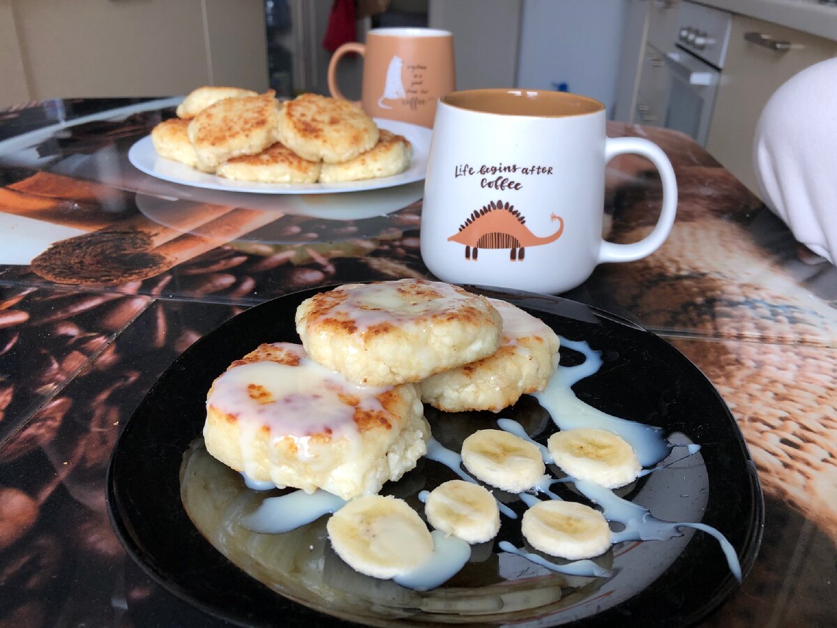 Делюсь рецептом вкуснейших сырников с банановым соусом | По обо всём по |  Дзен