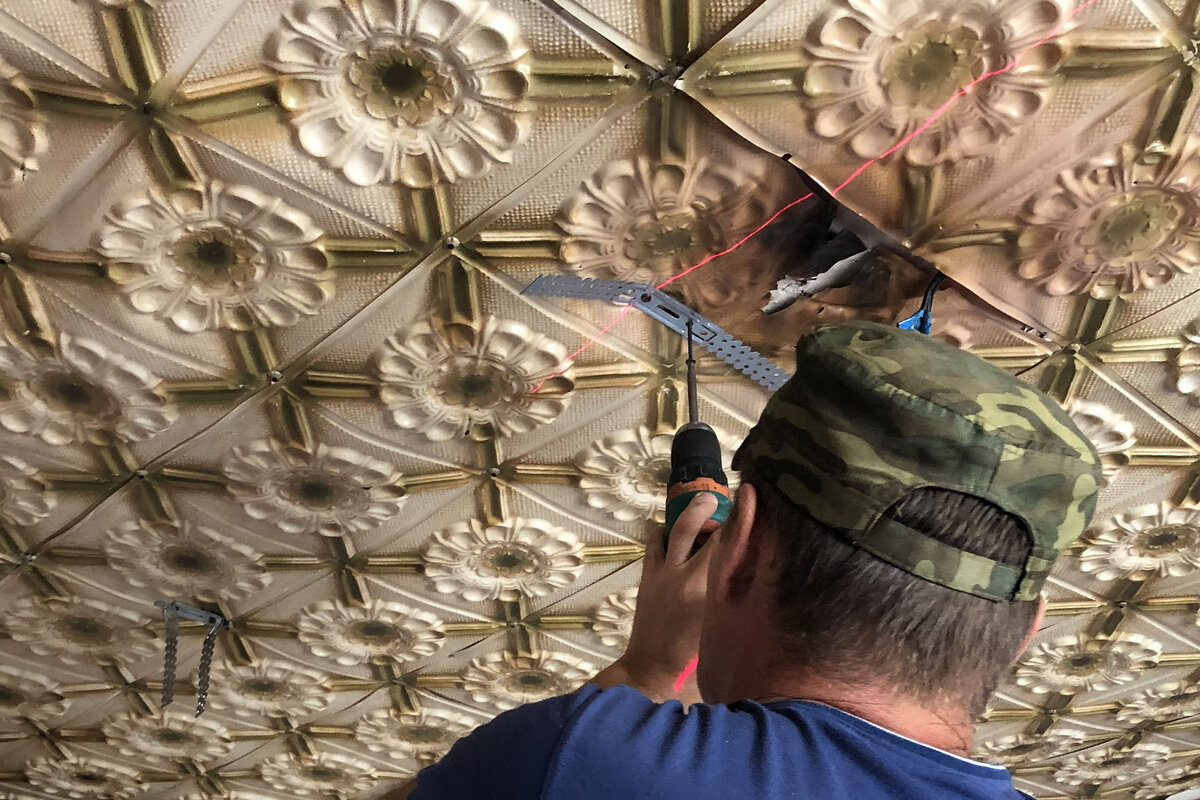 Крепим подвесы к потолку. От ламп накаливания старый пластик поплавился. 