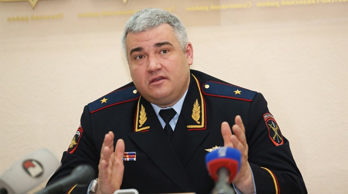 Какой довольный сидит.