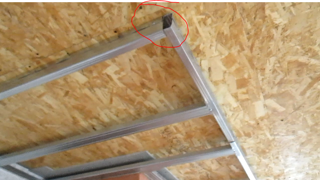 Профиль 60х27 вставляю в направляющие, тем самым формируя торец примерно в 6 см. Устанавливаю другие потолочные профили.