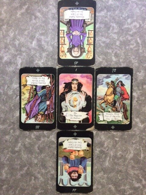 1. Десятка Посохов(перевернутая), 2. Пятерка Мечей, 3. Шестерка Чаш(перевернутая), 4. Пятерка Чаш(перевернутая), 5 старший аркан Маг.