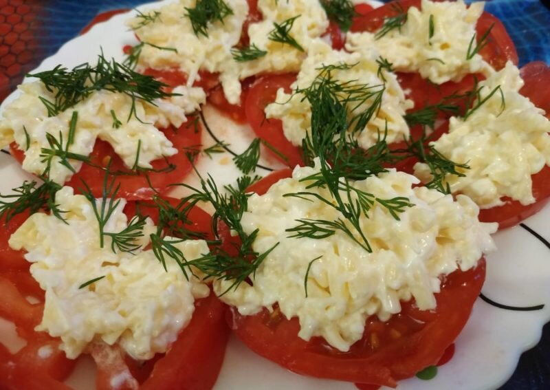 Помидорчики с чесноком. Иллюстрация для статьи используется с сайта cookpad.com