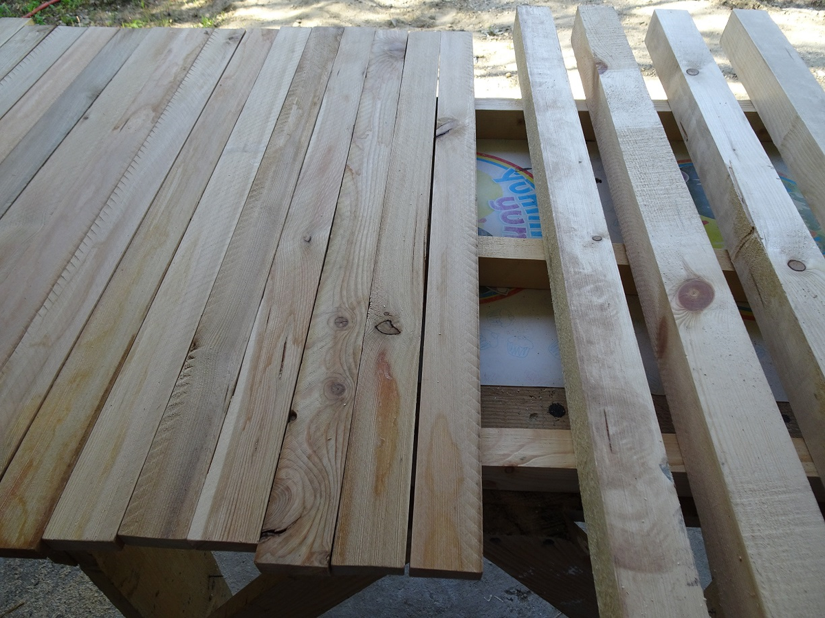 Это рейки основания кровати. Лиственница