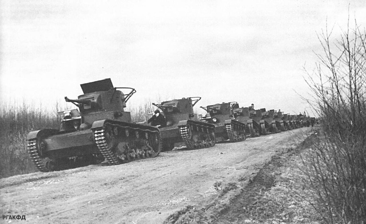 Танковая колонна радиофицированных легких танков Т-26