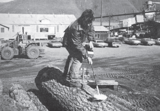 Инспектор лесопильной мастерской, расположенной на севере Тихоокеанского побережья, с помощью металлоискателя ищет гвозди, шипы, проволоку и другие металлические предметы, которые могут повредить полотно пилы.
