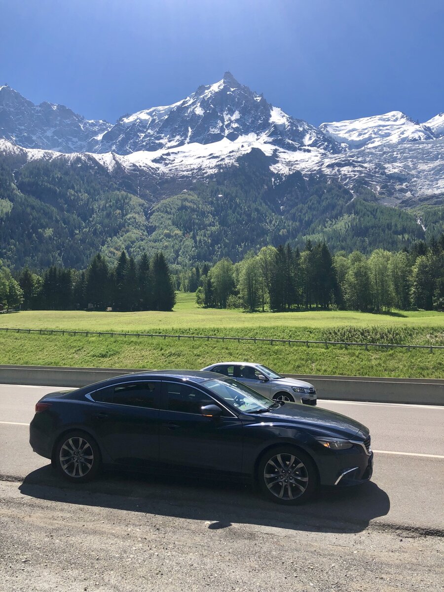 Ситроен неудачно вписался в кадр, район массива МонБлан