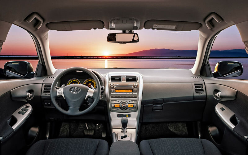 Салон создавали во времена, когда автомобиль еще не обязан был быть многофункциональным развлекательным центром. Всё простенько, зато на своих местах и надежно работает.