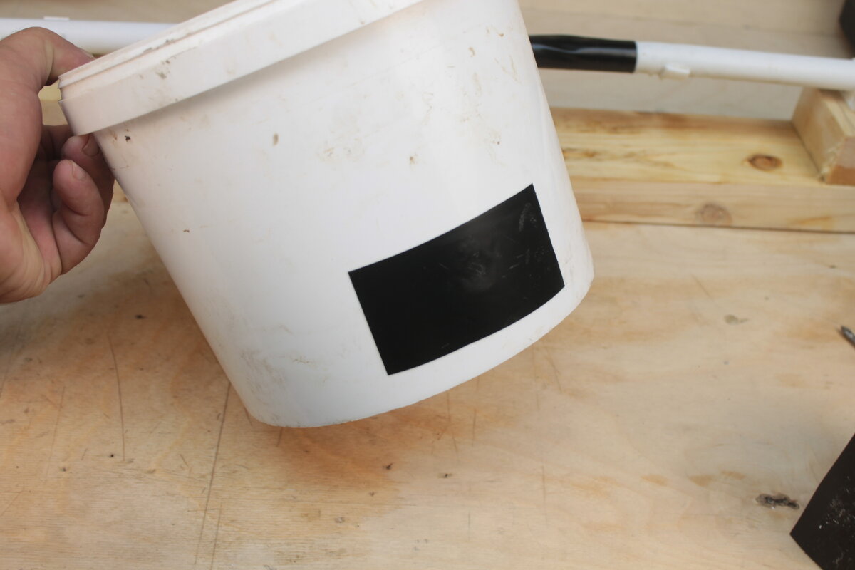 Как заклеить пластмассовое ведро. Как заклеить пластмассовое ведро. Трещина на пластике. Разбитое пластиковое ведро. Заклеить пластиковое ведро.