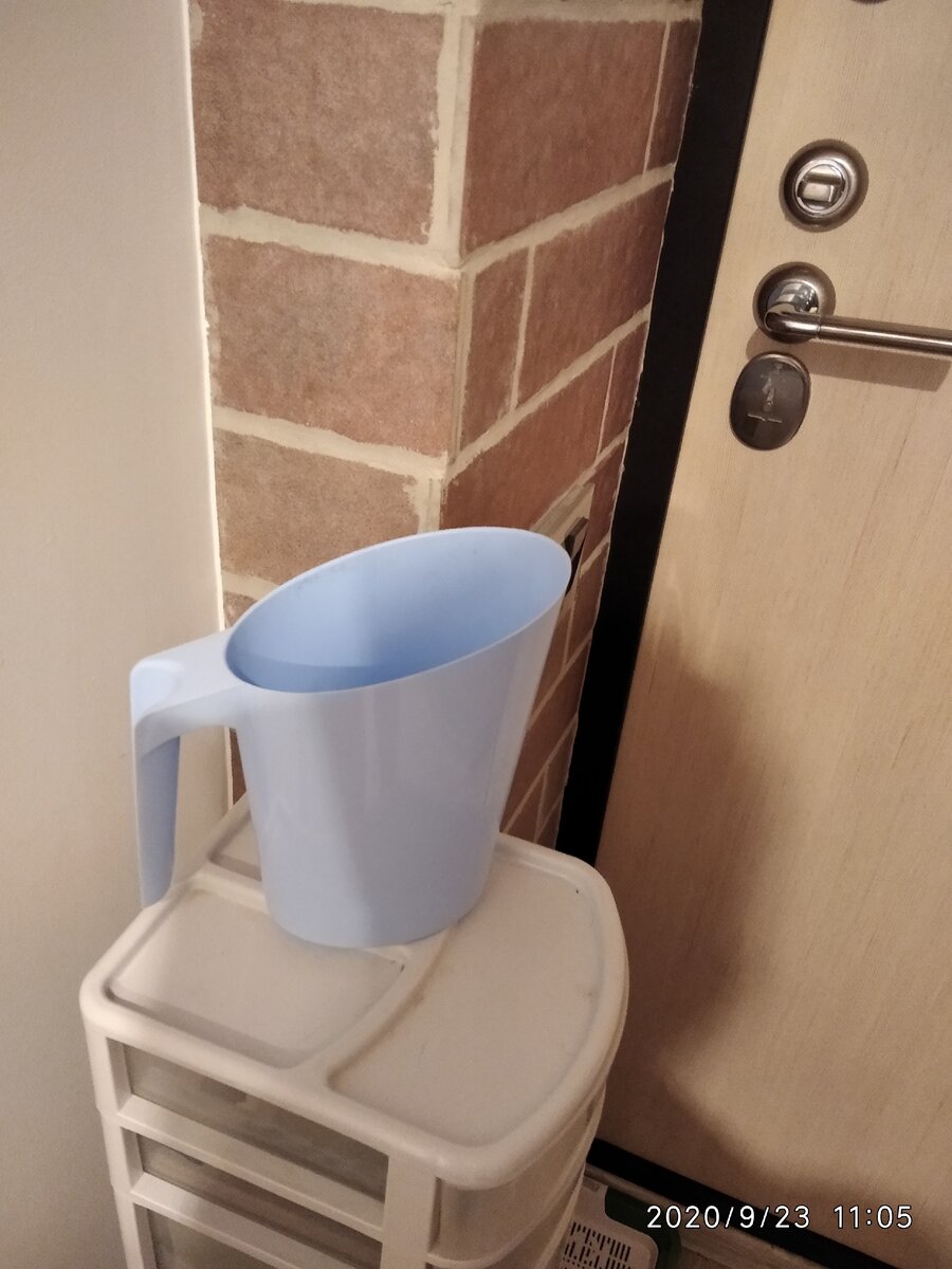 Вот он, мой спаситель)))  Держать в руке благодаря ручке, очень удобно. Манипулировать в этой ситуации  легко. 