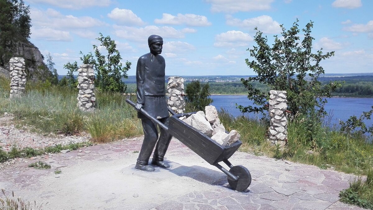 Памятник рабочим штолен на горе Поповой