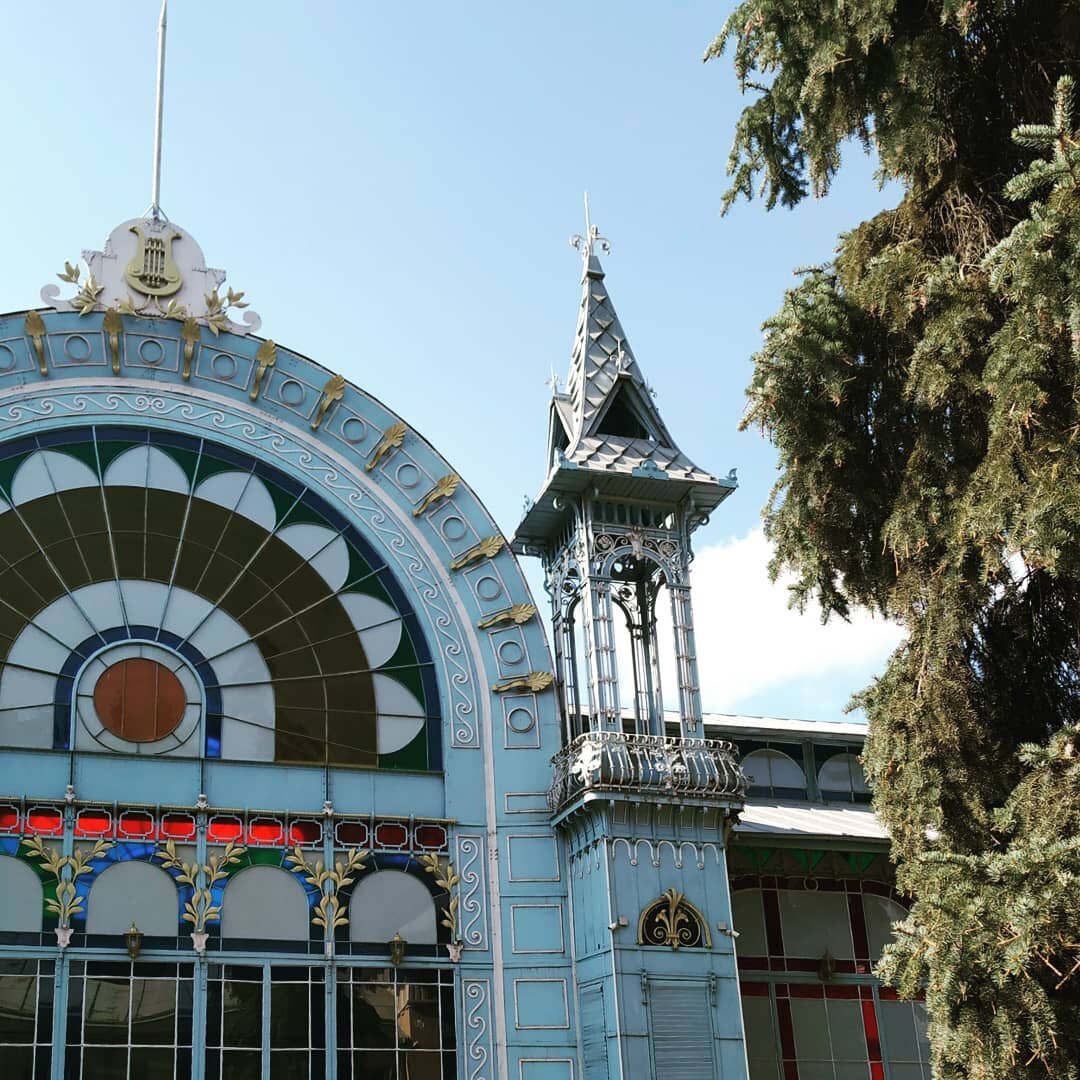 Башенки и витражи