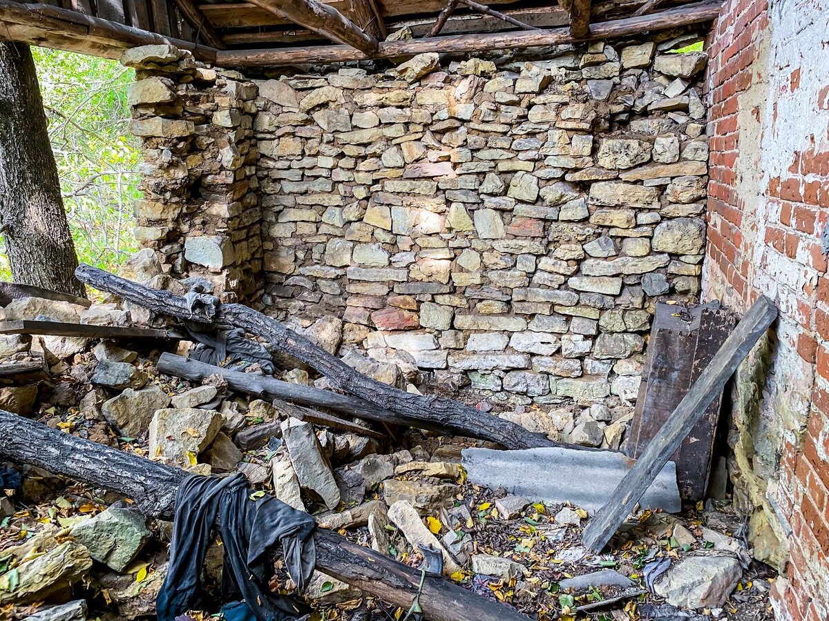 Зашли в отдельное помещение заброшенного дома, увидели там старый сундук |  Прекрасное рядом | Дзен