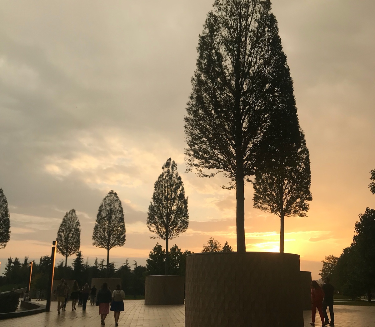 Мы надеялись, что дождик скоро пройдет. 