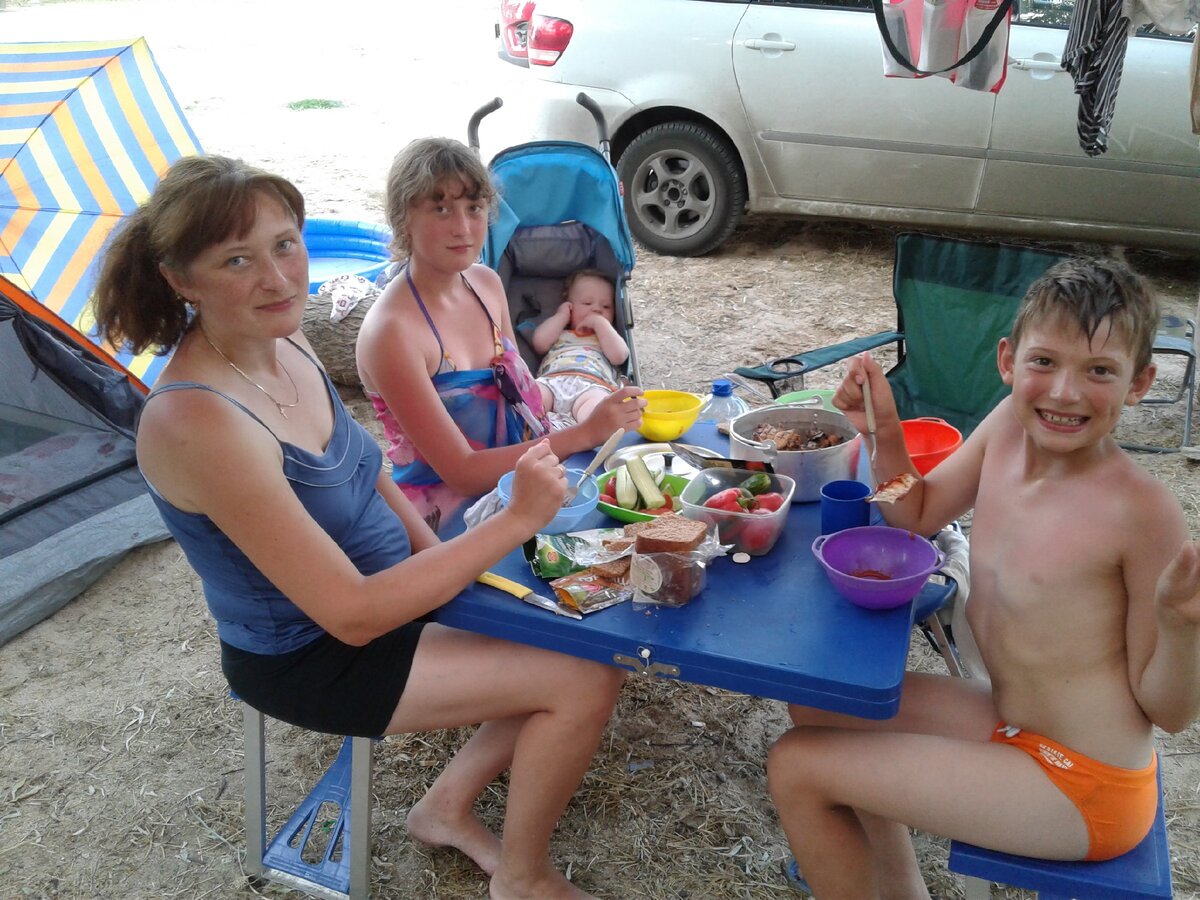 Я с детками. Обед на берегу моря. До воды 20 метров. Шашлык и овощи. Я - кормящая мама.