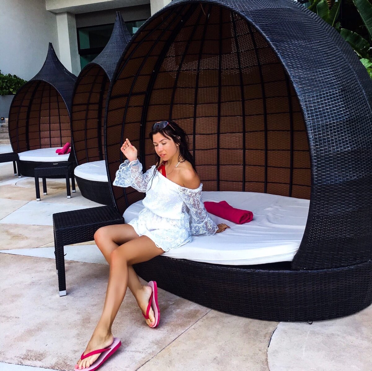 Фото в отеле: отдых у пляжа и бассейна