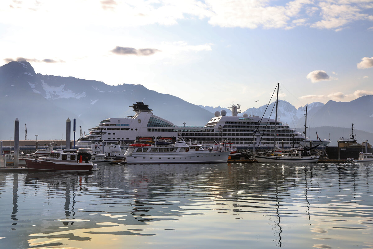 Фото автора. Лайнер в порту Seward, Alaska. Приходит утром в порт, с пассажирами прощаются, энергично наводят чистоту и порядок, и уже в 15 часов принимают новых гостей 