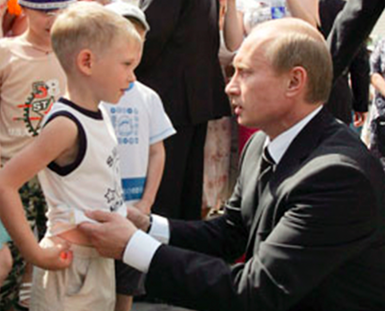 целовать мальчика в живот