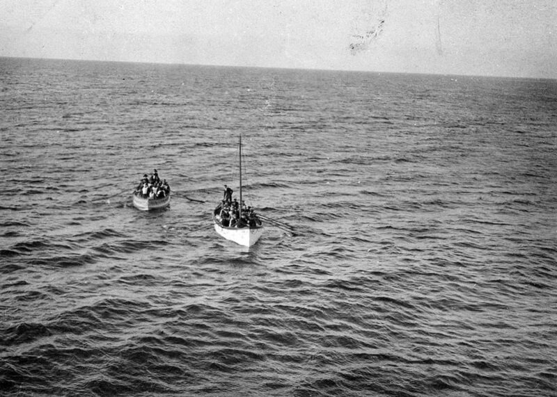 Шлюпка №14 под командованием пятого помощника Лоу буксирует складную шлюпку D (фото сделано с борта «Карпатии» уже на утро)