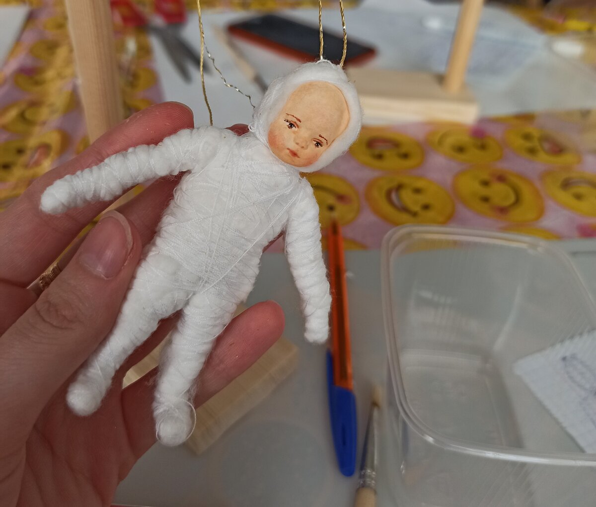 В таком виде игрушка напоминает космонавта)