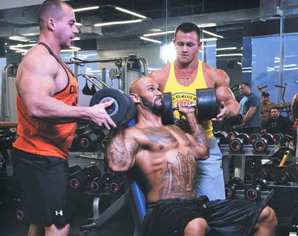 Одно дело - тренироваться, ни о чем не думать, ходить в спортзал и делать круговые тренировки, другое дело - работать с большим количеством людей