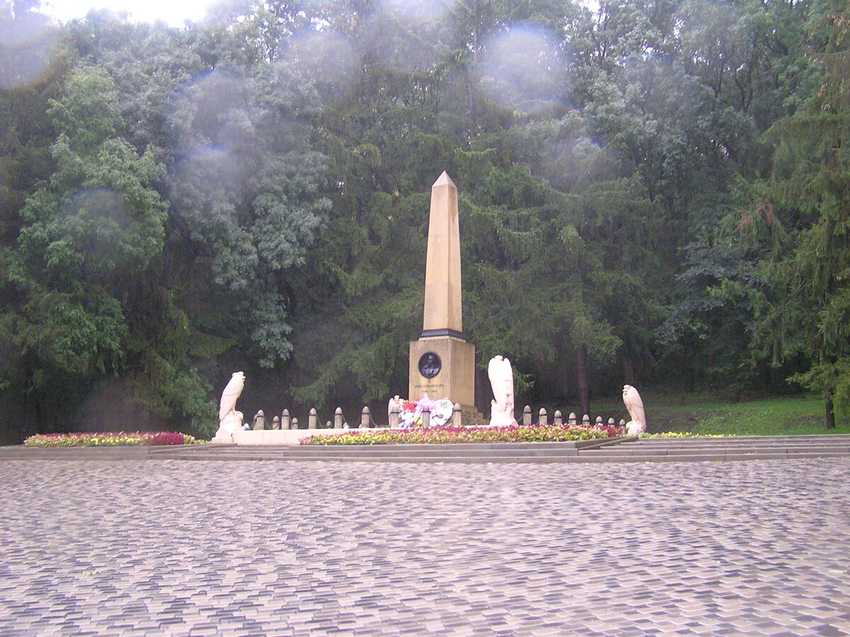 Светлые капли в верхней части фотографии - это капли дождя. Он шел просто стеной, когда мы приехали сюда, поэтому хороших снимков у меня нет, я воспользуюсь свободной базой фотографий (здесь фото автора)