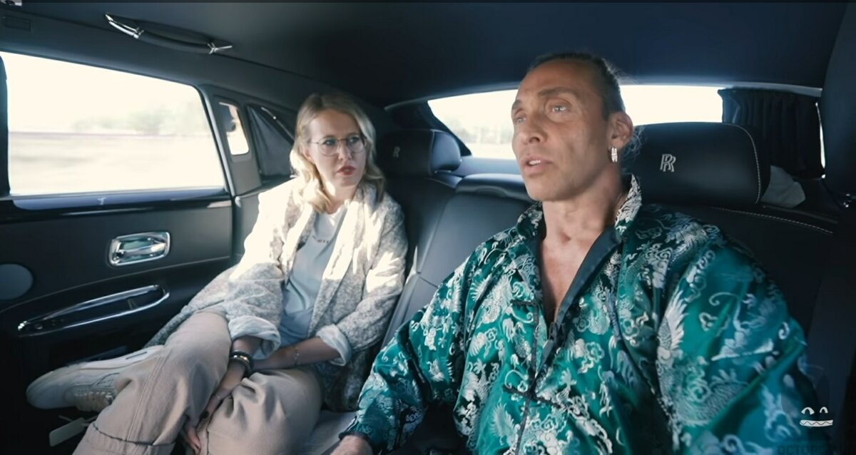 Ксения Собчак разговаривает с Тарзаном в машине по дороге к дому, где живет пара. Фото: скрин с программы.